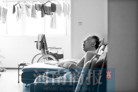 金老先生因偏癱生活不能自理，鄰居說，平時(shí)經(jīng)常看到護(hù)工和老人的弟弟前來照顧 實(shí)習(xí)生 唐韜/攝