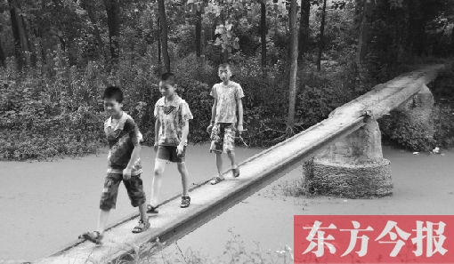這座寬僅0.4米的危橋，承擔(dān)著1000多人的出行