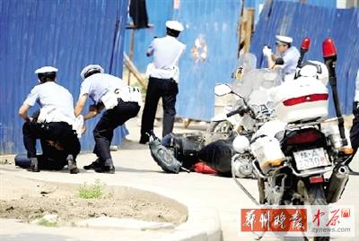 　一名歹徒被抓獲，另一名歹徒持槍劫持了一名門衛(wèi)。