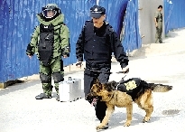 排爆專家、警犬在現(xiàn)場待命。