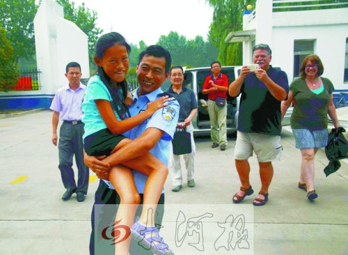 黨心松一行人剛下車(chē)，楊衛(wèi)軍就一把抱起了她，流露出幸福的笑容，不遠(yuǎn)處史蒂夫拍照銘記這一刻。