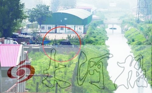 　彩虹橋西南側(cè)有一個大型地溝油加工窩點(diǎn)，廢水流入旁邊的排水渠。