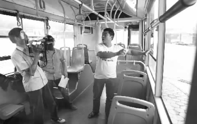 昨日，鄭州市B20路公交車長方先生（右一），講述“色狼”跳窗逃跑時被眾人喊打的情景