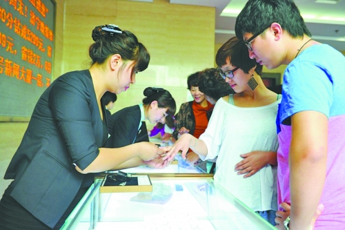 在北上廣等一線城市，鉆戒價格與國際接軌，價格不高，引發(fā)市民搶購潮。