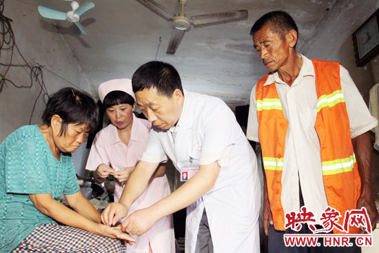 鄭州市管城區(qū)人民醫(yī)院院長張彥軍親自為謝秀進診斷，并為他們帶去了500多元的治療藥品。