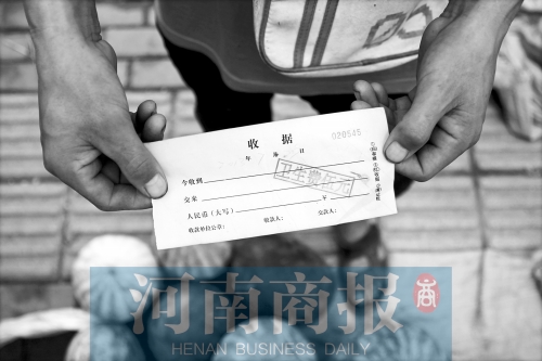 百花路附近的瓜農(nóng)宋師傅交完衛(wèi)生費(fèi)后收到一張收據(jù)，但沒有收款單位