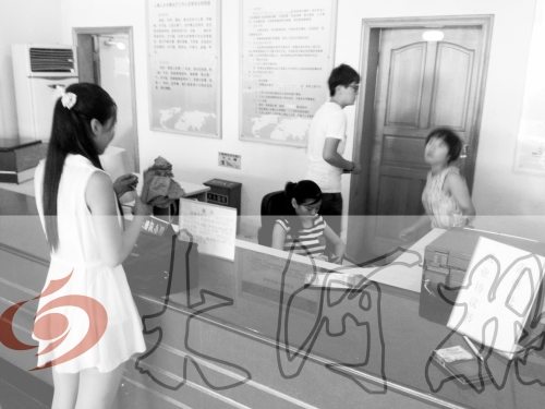 鄭州市人才交流服務(wù)中心二樓大廳，剛畢業(yè)大學(xué)生咨詢政策，工作人員卻在若無其事地玩手機。