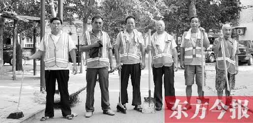 昨天下午6點(diǎn)，6名環(huán)衛(wèi)工人相伴乘坐B1返回27公里外的花園口村。