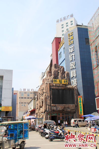 在該酒店一層的入口處，屹立著一座4層樓高的假山，氣勢(shì)雄偉。