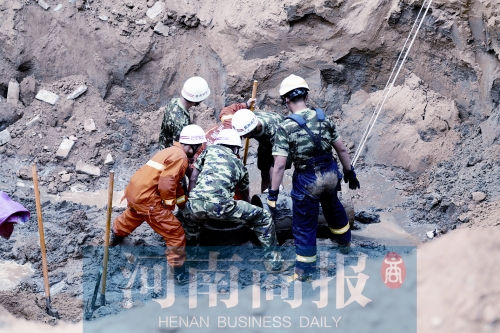 　　7個多小時的奮力救援，也沒能救回這個孩子
