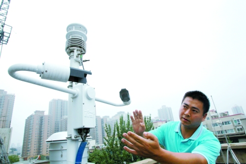 我省首個(gè)灰霾監(jiān)測站預(yù)計(jì)月底在鄭州正式投入使用，這是工作人員在介紹室外大氣采集設(shè)備使用情況。（資料圖）