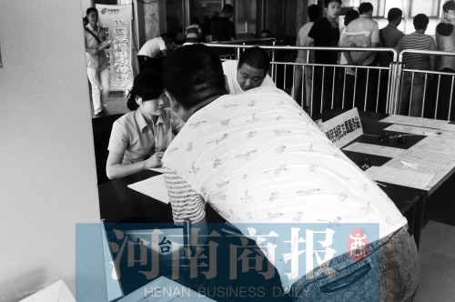 戴著耳機工作，挺“愜意”