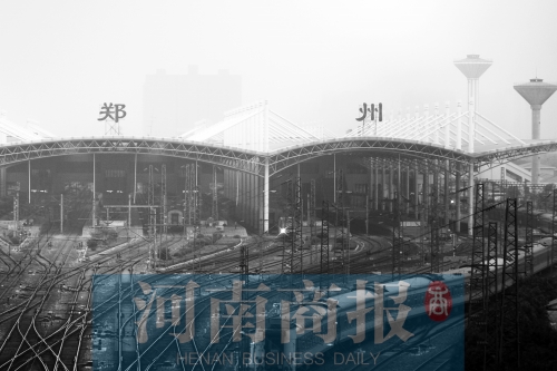 從解放路立交向南望去，火車站南側(cè)一座高樓在霧霾中若隱若現(xiàn)