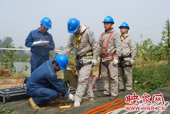 “弟兄們”每次上塔作業(yè)，樊建軍都要認(rèn)真核對(duì)檢查，不容一絲失誤出現(xiàn)。