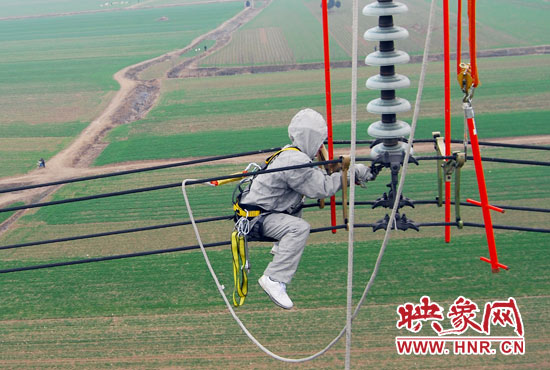 超高壓輸電線是樊建軍工作的主戰(zhàn)場(chǎng)，他現(xiàn)在雖然不經(jīng)常登塔，但在塔下卻并不輕松。