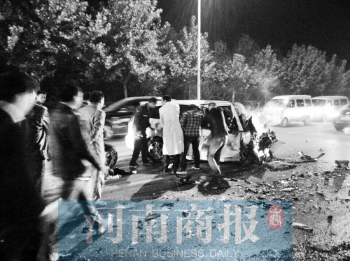 慘劇現(xiàn)場，眾人紛紛上前施救，有人拉住變形的車門，為傷者爭取救援時間