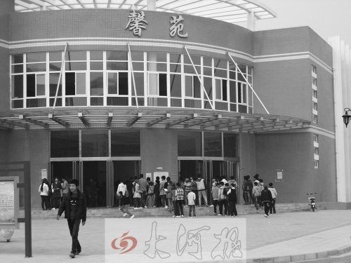 學(xué)生們排隊(duì)進(jìn)入食堂就餐，對于統(tǒng)一15元的收費(fèi)標(biāo)準(zhǔn)，不少學(xué)生和家長很不理解。