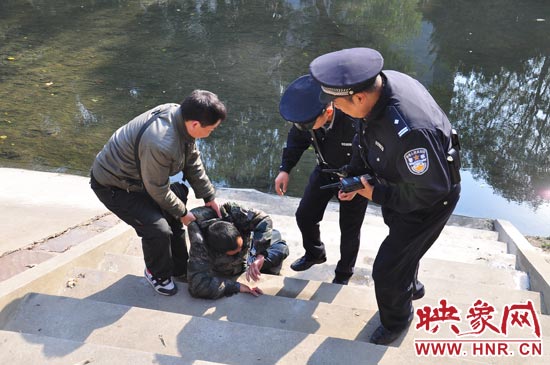 該男子滾入冰冷的金水河，嗆了幾口污水，連滾帶爬從水中出來(lái)，隨后被金水路派出所民警救上岸。