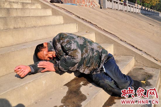 這名男子的衣服以及褲子全濕透了，水從衣褲里流出來(lái)，嘴里散發(fā)著濃烈的酒氣。