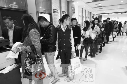 昨天,除復(fù)印材料處有新人排隊(duì)外,金水區(qū)民政局婚姻登記處大廳內(nèi)處未見新人排隊(duì)的火爆場(chǎng)景。