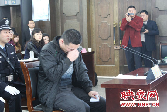 庭審現(xiàn)場，被告人常樹民哽咽著宣讀手中的悔恨書。
