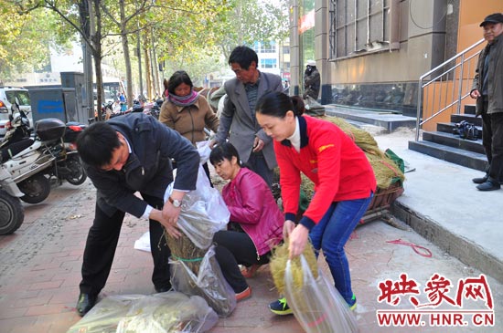 愛(ài)心市民在購(gòu)買(mǎi)粉條
