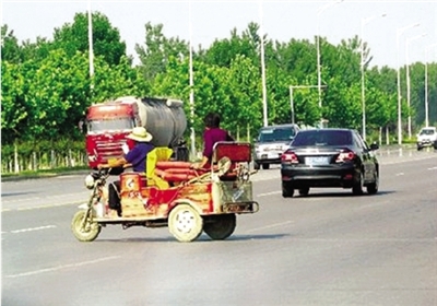由于沒有硬隔離，鄭開大道上經(jīng)常出現(xiàn)機(jī)動(dòng)車橫穿馬路的現(xiàn)象