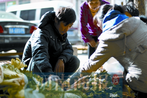 附近的市民得知了他的遭遇，紛紛前來(lái)買(mǎi)菜