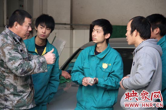 楊冠軍（左）在和兄弟們交流時，多數(shù)都是用手語