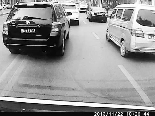 這輛黑色車輛不避讓執(zhí)行緊急任務(wù)的救護(hù)車，并壓著雙黃線變更車道。唐韜/圖