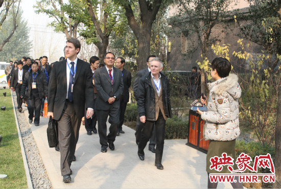 河南鄭州2013服務外包大會的嘉賓們參觀了金水科教園區(qū)和河南外包產(chǎn)業(yè)園并留下了深刻的印象。