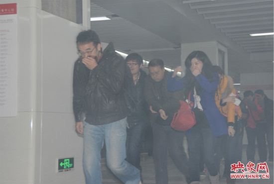演習中，地鐵乘客從地鐵車廂中跑出。