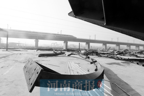 　鐵路兩側，不少建筑物已經(jīng)被拆除