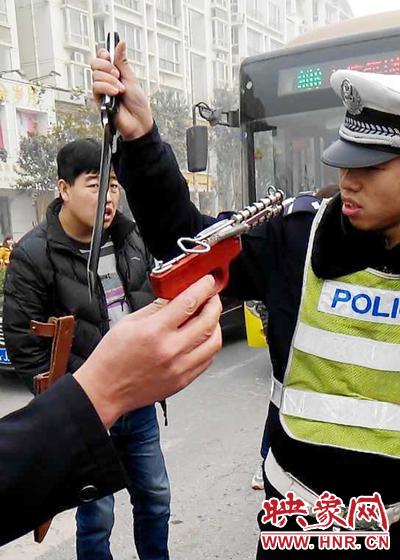 據(jù)當(dāng)事交警描述，男子自知車上有刀，在車輛被逼停后，車上的另一名男子試圖將刀具交給到達(dá)現(xiàn)場(chǎng)的同伴。