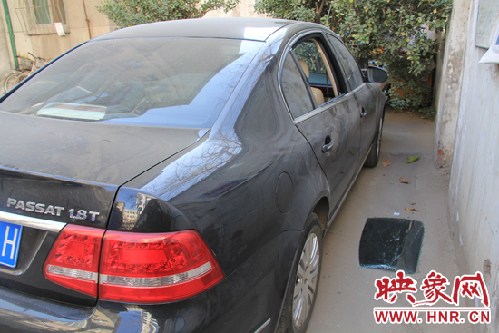12月12日，鄭州金水區(qū)一小區(qū)汽車(chē)車(chē)窗被撬