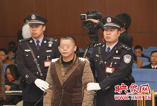 被告人被法警帶上法庭時，身上沒有戒具，也沒有剃光頭。（圖片來源于微博@豫法陽光）