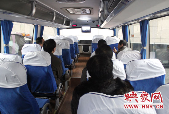 大巴車內(nèi)均在播放著這部以農(nóng)民工討薪為題材的微電影。