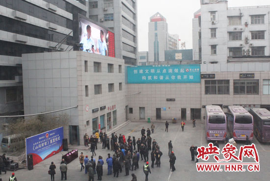 大巴車內(nèi)均在播放著這部以農(nóng)民工討薪為題材的微電影。