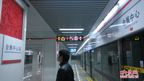 會展中心站，兩塊牌子的站點名稱英文翻譯也不相同