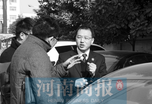 圖（右一）為開(kāi)車(chē)救人的商丘法官?gòu)垥匀A