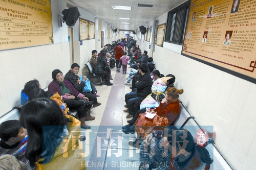 鄭州一家醫(yī)院的兒科門診擠滿了前來(lái)看病的患兒和家長(zhǎng)