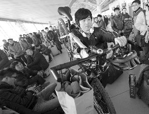 由于媽媽生病，盧文成只得中途放棄騎行改乘火車趕回老家。