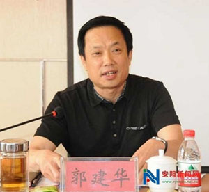 臺(tái)上的郭建華。 資料圖