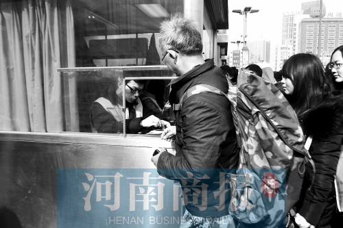 趙俊方在鄭州火車站進站，準備前往甘肅災區(qū)和災民一起過春節(jié)。記者 唐韜/攝