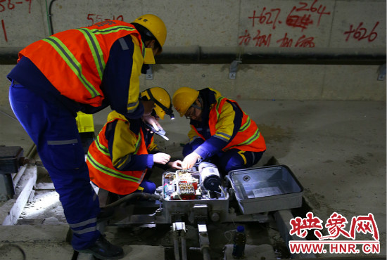 鄭州地鐵設(shè)備部各工種的同事們每晚在夜深人靜時(shí)的隧道里堅(jiān)守著自己的崗位。
