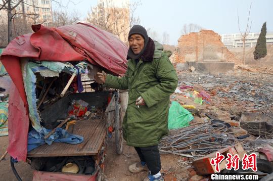 圖為老人向記者講述其生活狀況。周小云 攝