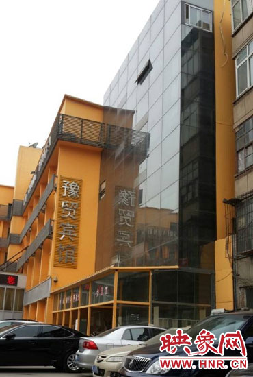 該酒店為加蓋樓層統(tǒng)一安裝上黑色玻璃，從前面看不出加蓋的痕跡