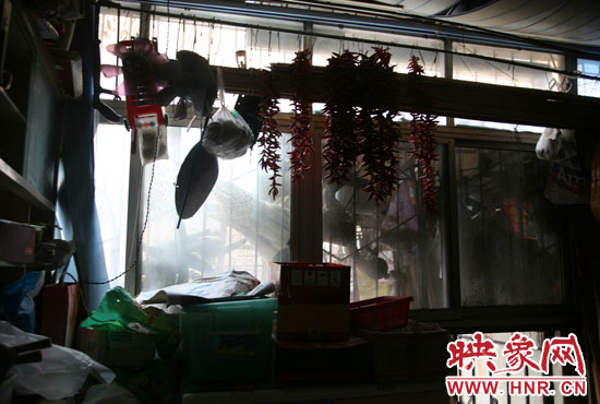 受影響的住戶將自己的窗戶遮擋起來(lái)，以防被加蓋樓層住戶看到自家