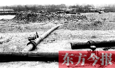 鄭州首座垃圾沼氣電廠并網(wǎng)發(fā)電，集氣管一端連接垃圾山深處，一端連接電廠集氣裝置