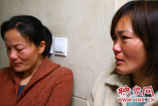 提及現(xiàn)狀，柴小快的女兒不住流淚。
